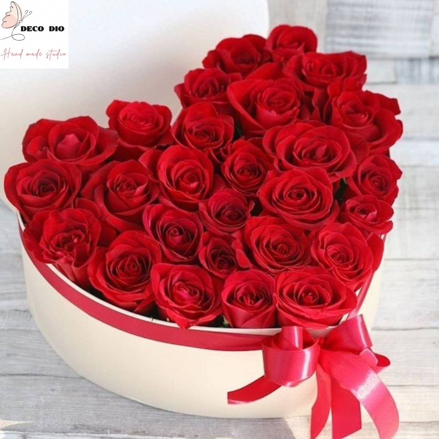 Aranjament cu 27 de trandafiri roșii – formă de inimă